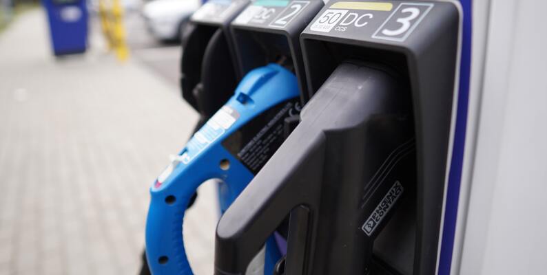 22 Years of Vehicle Fuel Efficiency and Emissions (2000–2022), An exploratory Data Analysis